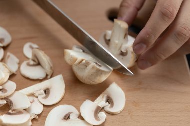 Bir tabak mantar pişirme şampiyonu. Sebzeleri bıçakla kes