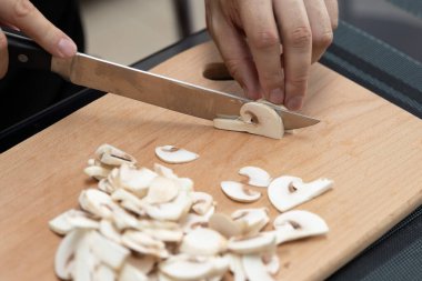 Bir tabak mantar pişirme şampiyonu. Sebzeleri bıçakla kes
