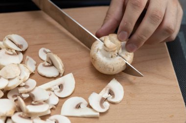 Bir tabak mantar pişirme şampiyonu. Sebzeleri bıçakla kes