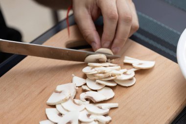 Bir tabak mantar pişirme şampiyonu. Sebzeleri bıçakla kes