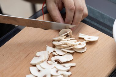 Bir tabak mantar pişirme şampiyonu. Sebzeleri bıçakla kes