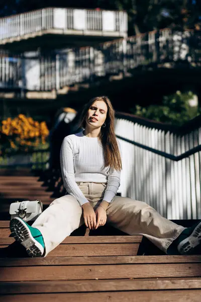 Güneşli bir günde uzun saçlı çekici bir manken.