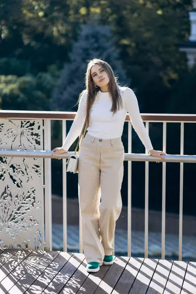 Güneşli bir günde uzun saçlı çekici bir manken.