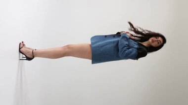 Güneşli bir günde uzun saçlı çekici bir manken.