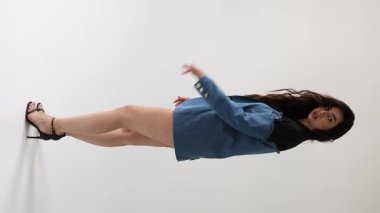 Güneşli bir günde uzun saçlı çekici bir manken.