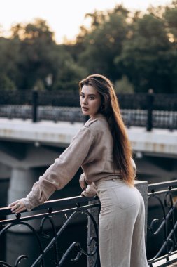 Güneşli bir günde uzun saçlı çekici bir manken.