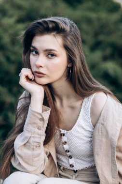 Güneşli bir günde uzun saçlı çekici bir manken.