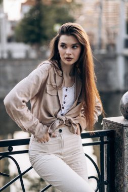 Güneşli bir günde uzun saçlı çekici bir manken.