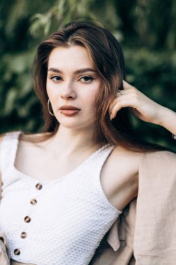 Güneşli bir günde uzun saçlı çekici bir manken.