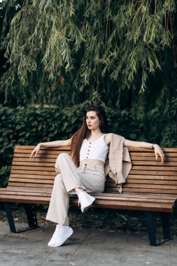 Güneşli bir günde uzun saçlı çekici bir manken.