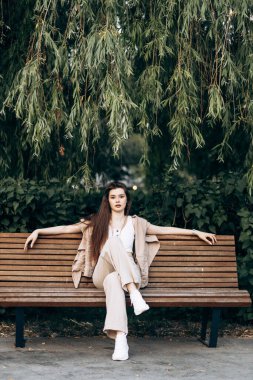 Güneşli bir günde uzun saçlı çekici bir manken.