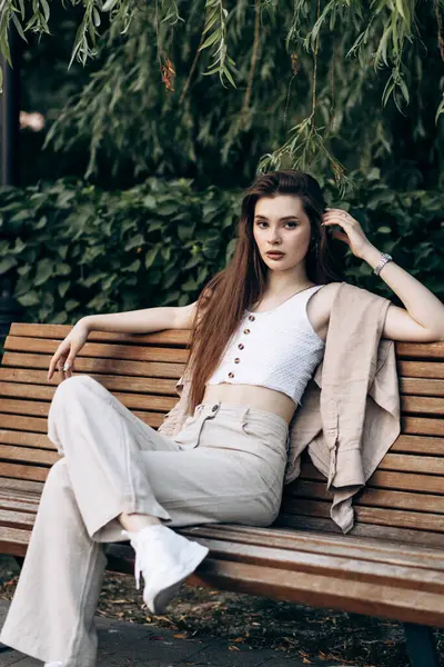 Güneşli bir günde uzun saçlı çekici bir manken.