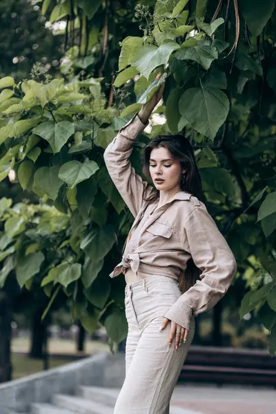 Güneşli bir günde uzun saçlı çekici bir manken.