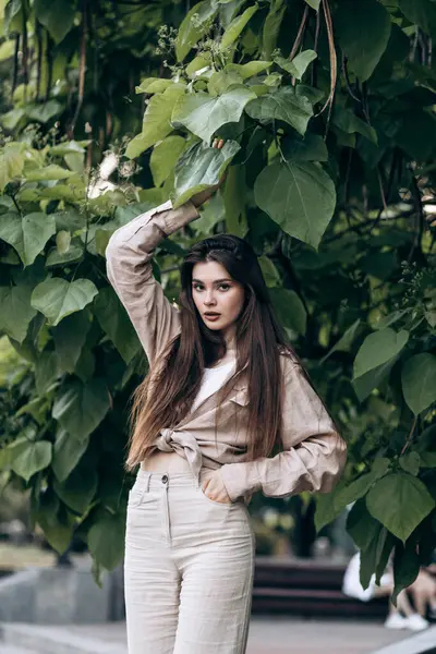 Güneşli bir günde uzun saçlı çekici bir manken.