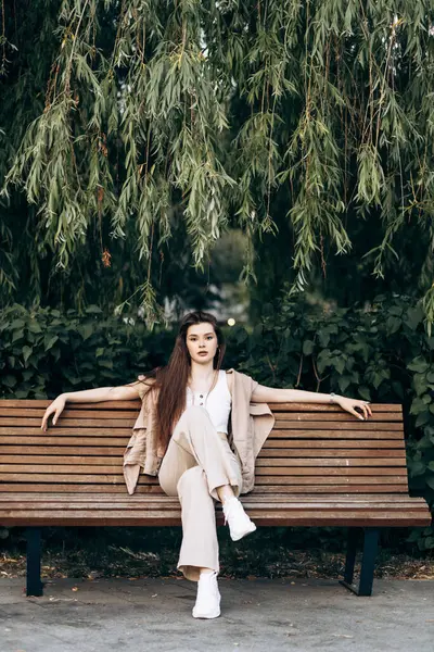 Güneşli bir günde uzun saçlı çekici bir manken.