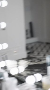 Güzellik salonundaki bir kız kuaförde oturuyor ve kalıcı bir efendi kaşlarını ve kirpiklerini yapıyor.