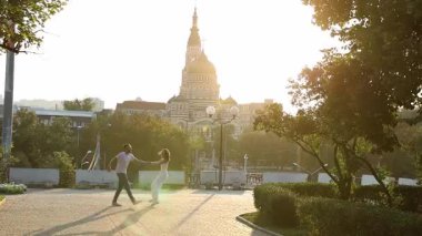 Adam ve kız aşık. Yazın sokakta yürürler. Çift olarak sarılıp öpüşüyoruz.