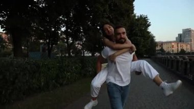 Adam ve kız aşık. Yazın sokakta yürürler. Çift olarak sarılıp öpüşüyoruz.