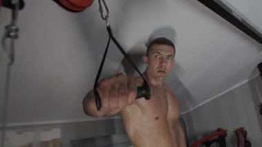 Pompalı adam spor salonunda antrenman yapıyor. Vücut geliştirici dambıl, egzersiz makinesi, halter pompalıyor.