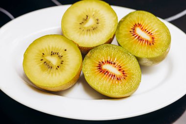 altın kivi beyaz arkaplanda izole