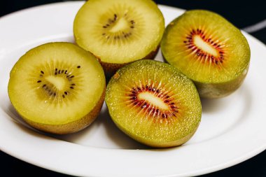 altın kivi beyaz arkaplanda izole