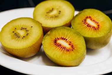 altın kivi beyaz arkaplanda izole