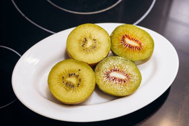 altın kivi beyaz arkaplanda izole