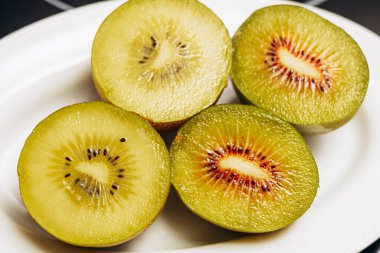 altın kivi beyaz arkaplanda izole