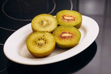 altın kivi beyaz arkaplanda izole