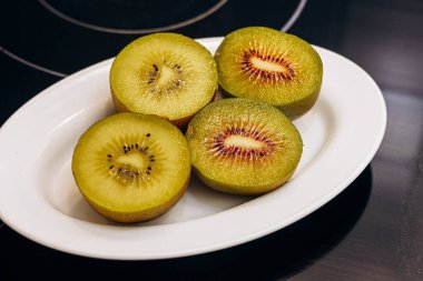 altın kivi beyaz arkaplanda izole