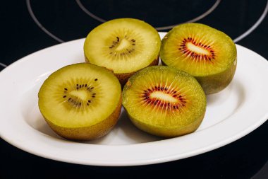 altın kivi beyaz arkaplanda izole