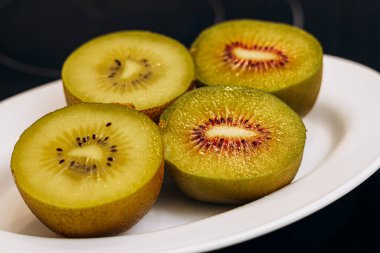 altın kivi beyaz arkaplanda izole