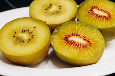 altın kivi beyaz arkaplanda izole