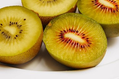 altın kivi beyaz arkaplanda izole