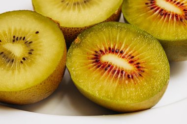 altın kivi beyaz arkaplanda izole