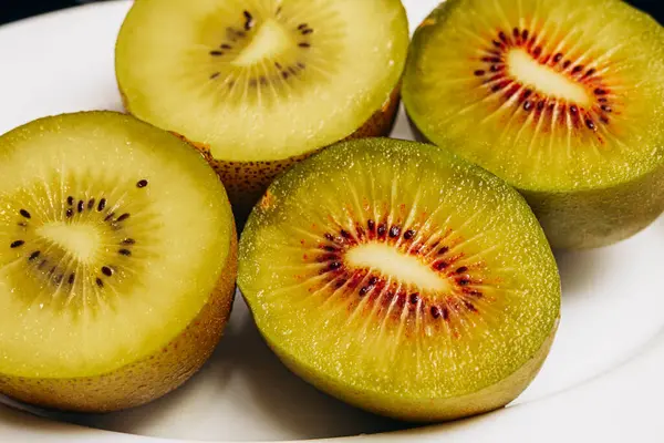 altın kivi beyaz arkaplanda izole