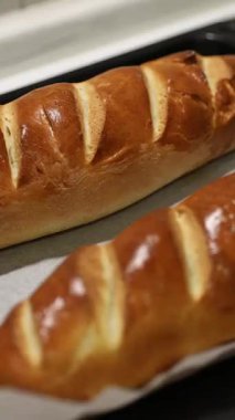 Altın hamurlu taze kavrulmuş ekmek. Ev yapımı.