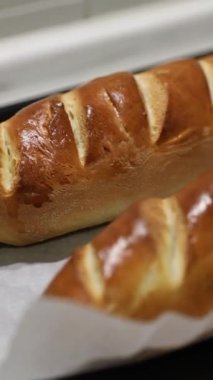 Altın hamurlu taze kavrulmuş ekmek. Ev yapımı.