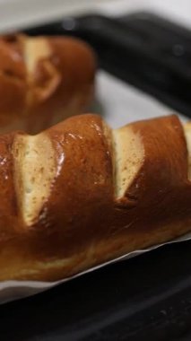 Altın hamurlu taze kavrulmuş ekmek. Ev yapımı.