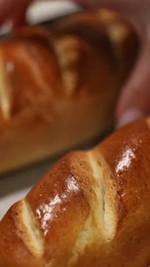 Altın hamurlu taze kavrulmuş ekmek. Ev yapımı.