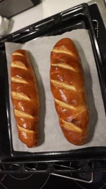 Altın hamurlu taze kavrulmuş ekmek. Ev yapımı.