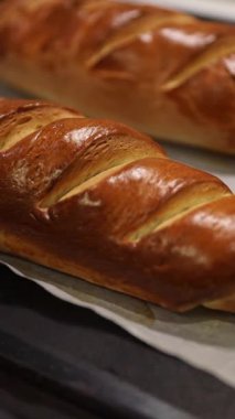 Altın hamurlu taze kavrulmuş ekmek. Ev yapımı.