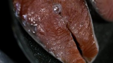 Tavada kızarmış balık bifteği.