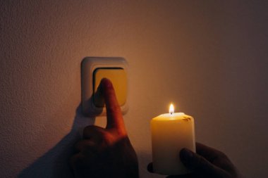 Elektrik kesintileri, kriz ve ışık kesintileri. Güç eksikliği.