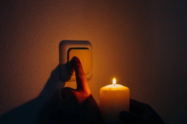 Elektrik kesintileri, kriz ve ışık kesintileri. Güç eksikliği.