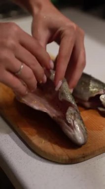 Evde fırında alabalık pişirmek. Fırında balık ve patates.