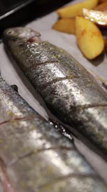 Evde fırında alabalık pişirmek. Fırında balık ve patates.