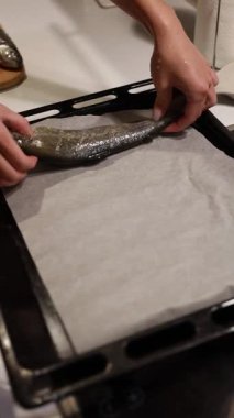 Evde fırında alabalık pişirmek. Fırında balık ve patates.