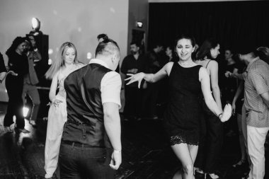 Kharkiv, Ukrayna 15.05.24 kişi bir kulüpte salsa dansı yapıyor. Parlak ışıkları olan bir gece kulübünde sosyal dans.