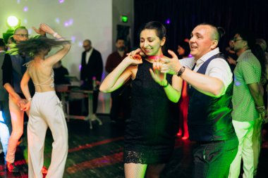 Kharkiv, Ukrayna 15.05.24 kişi bir kulüpte salsa dansı yapıyor. Parlak ışıkları olan bir gece kulübünde sosyal dans.